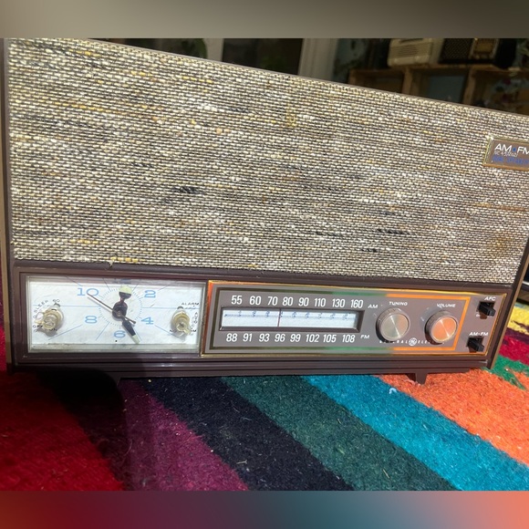 Vintage General Electric alarm radio